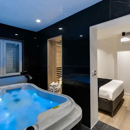 Downtown Marcius Luxury With Jacuzzi & Sauna Апартаменты