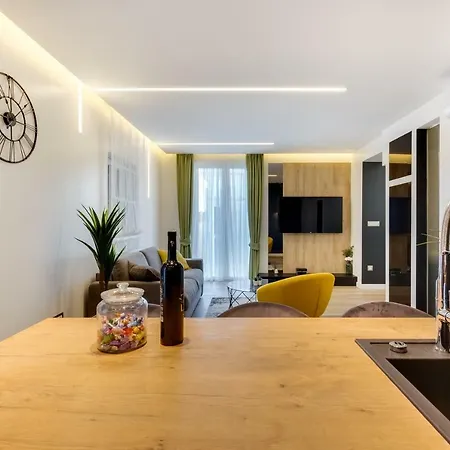 Downtown Marcius Luxury With Jacuzzi & Sauna * Задар