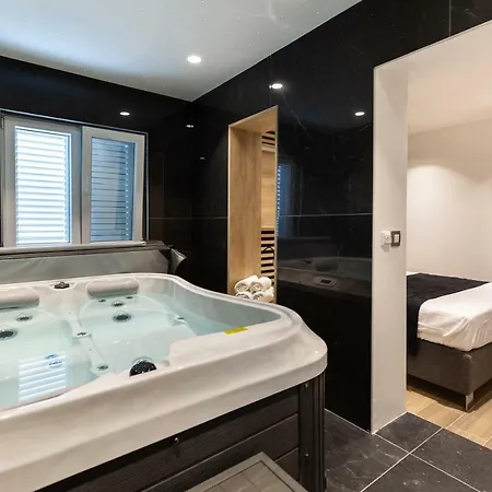 Downtown Marcius Luxury With Jacuzzi & Sauna