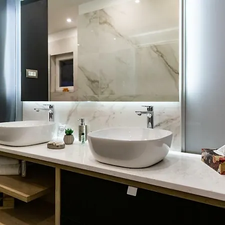 Downtown Marcius Luxury With Jacuzzi & Sauna זאדאר