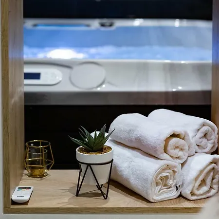 Downtown Marcius Luxury With Jacuzzi & Sauna דירה זאדאר
