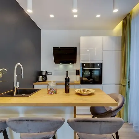 Downtown Marcius Luxury With Jacuzzi & Sauna * זאדאר
