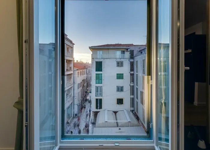 Downtown Marcius Luxury With Jacuzzi & Sauna Apartman