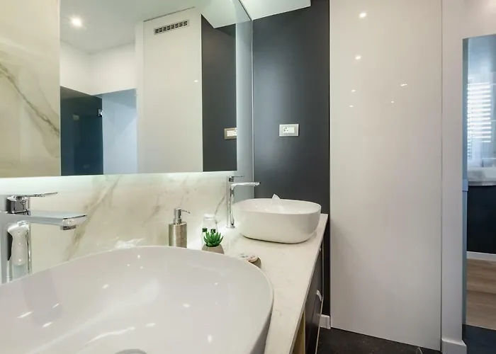 Downtown Marcius Luxury With Jacuzzi & Sauna *